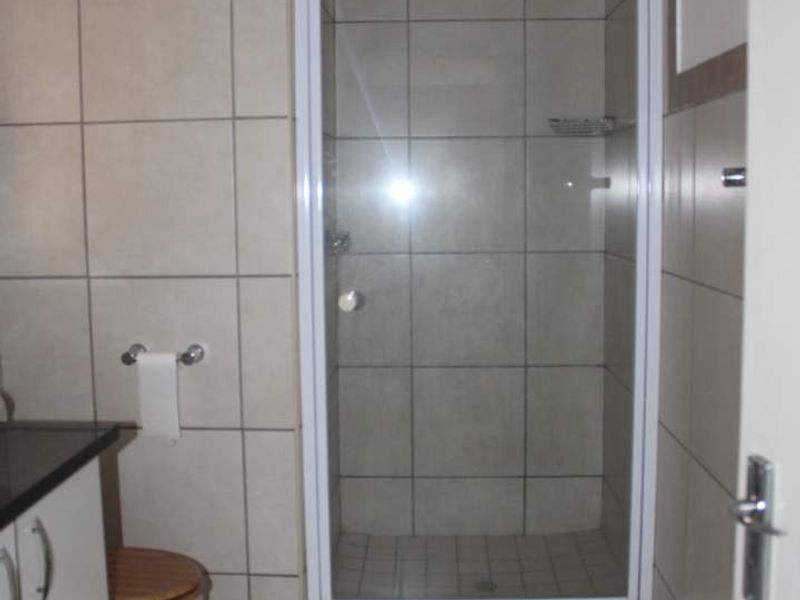 Modern 1 bedroom Unit at Embassy Place | R6 500 - Photo 6