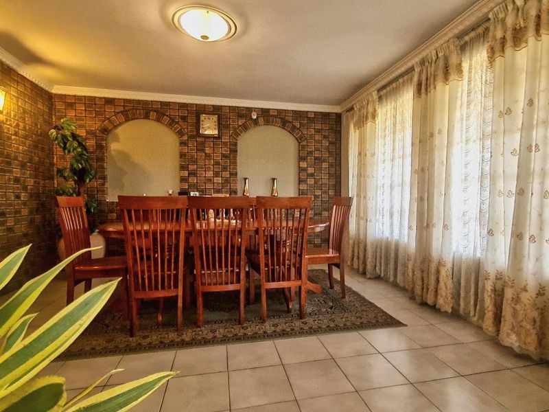 Majestic 5-Bedroom Facebrick Abode in Reservoir Hills: A Rare Opportunity for Shrewd Business Owners or Family - Photo 10