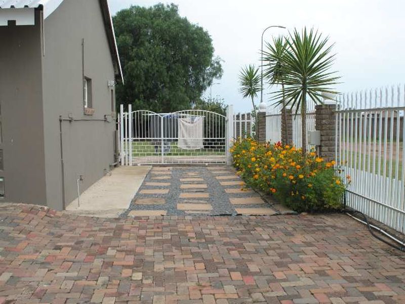 Lovely Family Home Spacious yard with pool fully Backup Generator and  6.7kva battery system - Photo 3