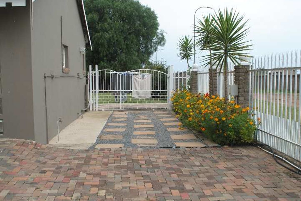 Lovely Family Home Spacious yard with pool fully Backup Generator and  6.7kva battery system - Photo 3
