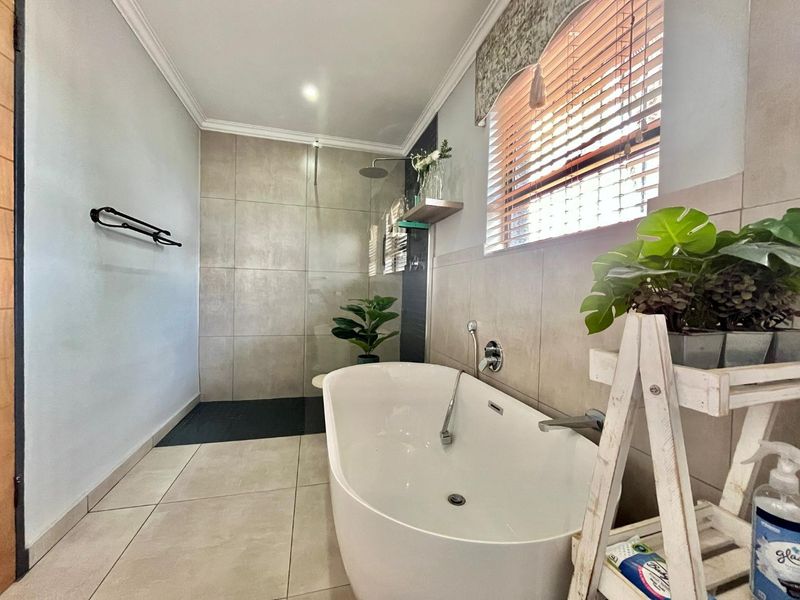 Entertainment Ready: Open-Plan Living & Stunning Outdoor Spaces - Photo 9