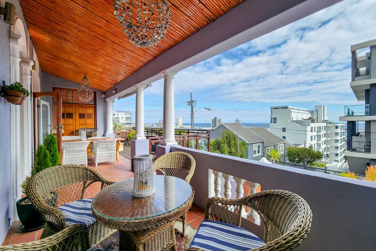 3  bedroom house with flat underneath, garage, pool, views - Photo 3