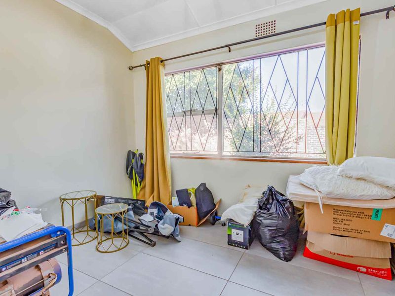 Spacious Family Home with Income-Generating Flatlets - Photo 10