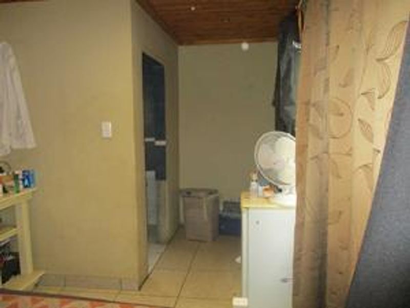 To Let - Photo 8