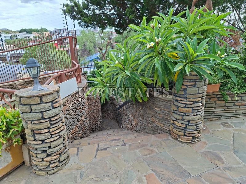 "Indulge in Opulence: Spacious Mansion with 5 Entertainment Areas!" - Photo 7