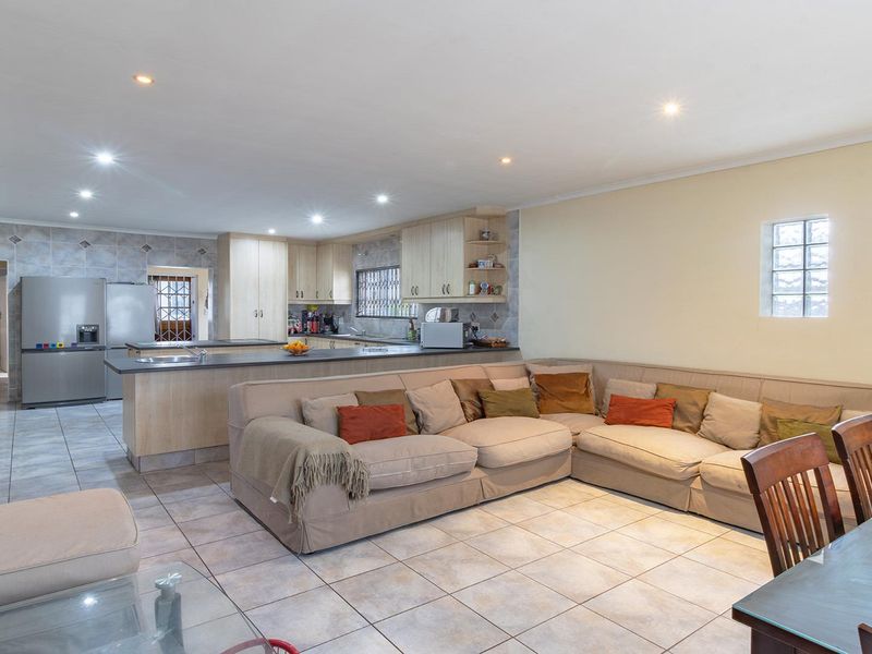 Large Modern Family Home Near Century City – Perfect for Entertaining and Investment - Photo 6
