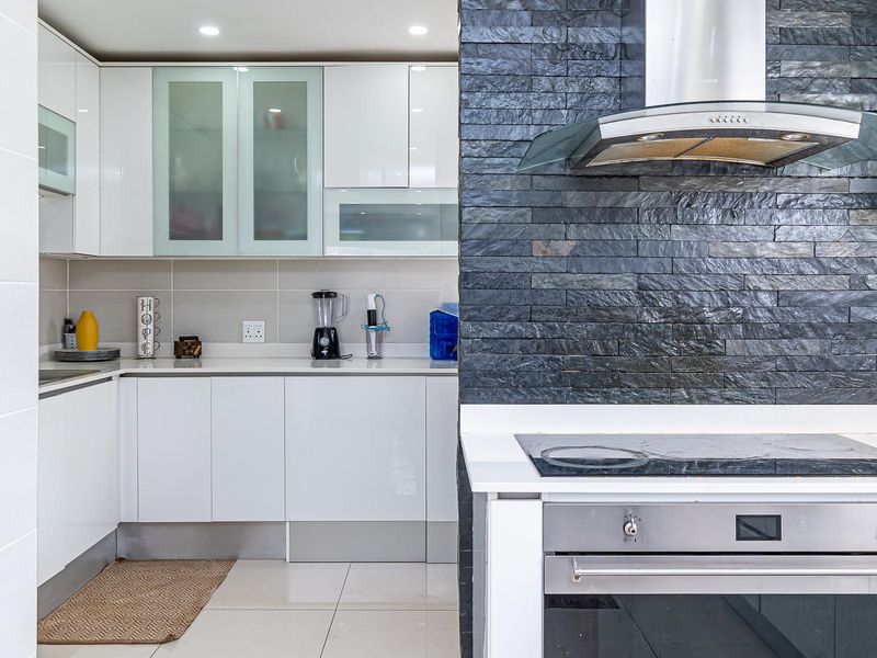 Modern home in prestigious area - Photo 10