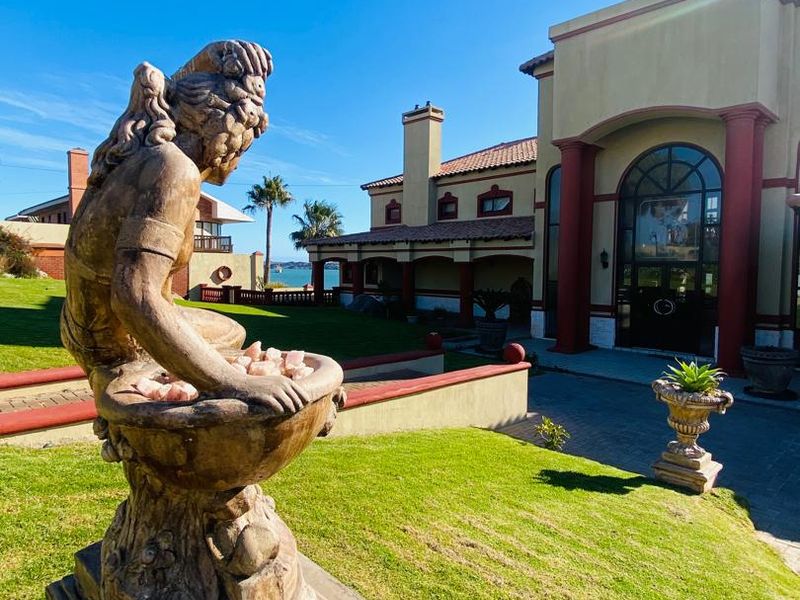 FOR SALE- MASSIVE 4 BEDROOM HOUSE IN LUDERITZ, NAMIBIA - Photo 4