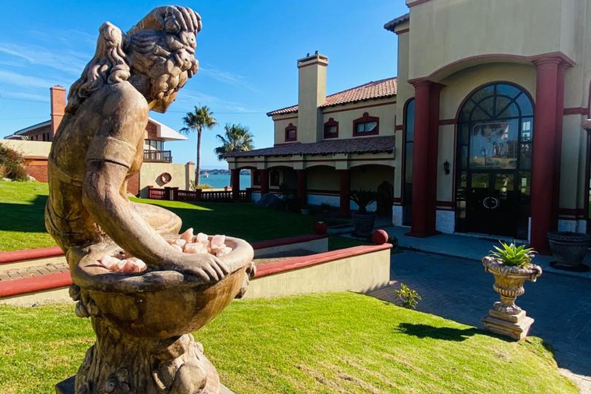 FOR SALE- MASSIVE 4 BEDROOM HOUSE IN LUDERITZ, NAMIBIA - Photo 4