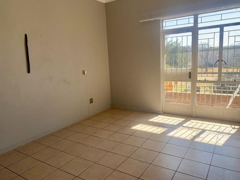 Charming Duplex: Comfort & Convenience Await! - Photo 6