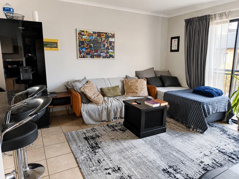 Charming 2-Bedroom Apartment in a Secure Complex - Photo 3