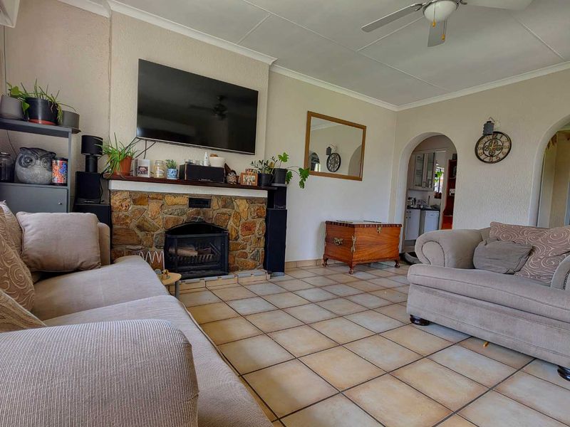 5 Bedroom house for sale in Brackendowns - Photo 4