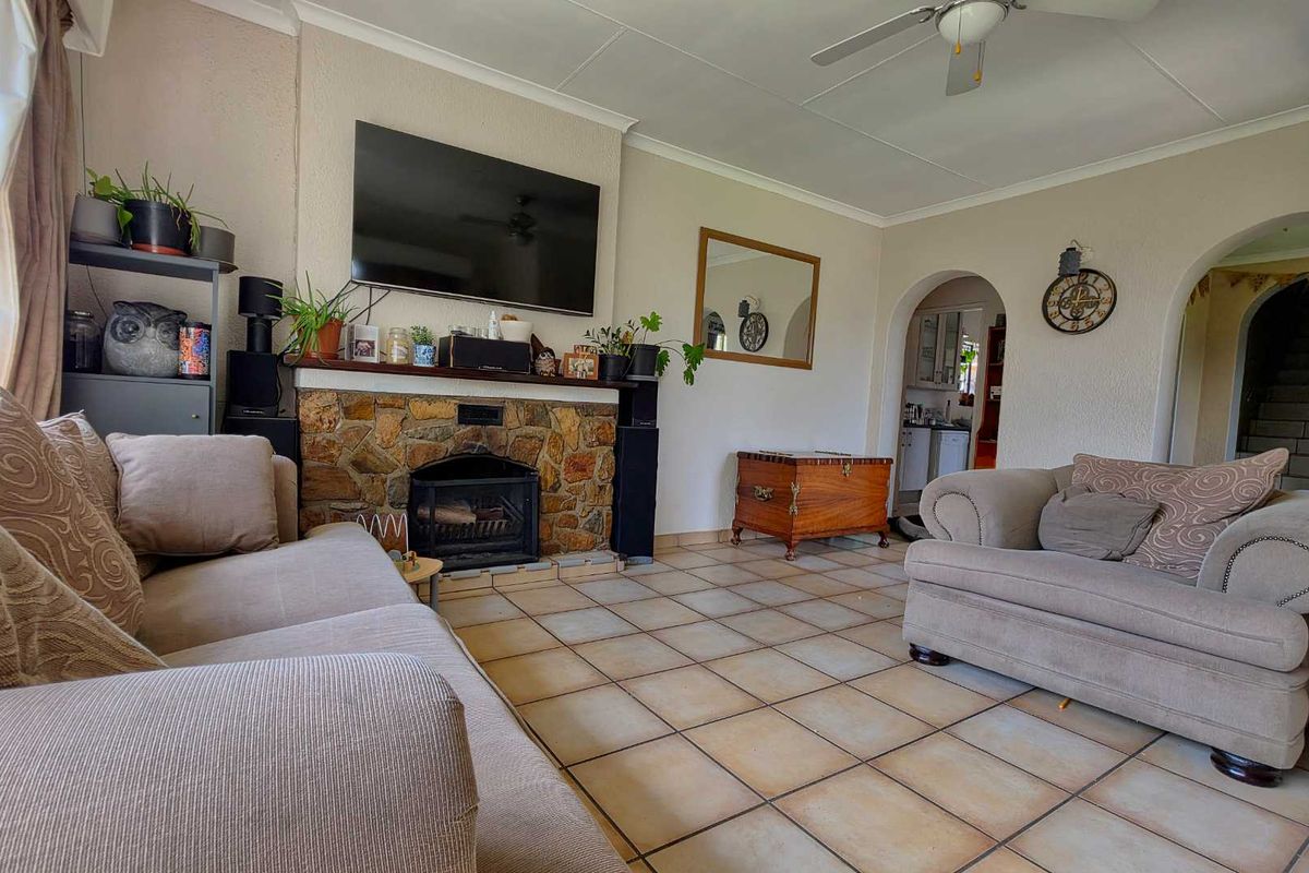 5 Bedroom house for sale in Brackendowns - Photo 4