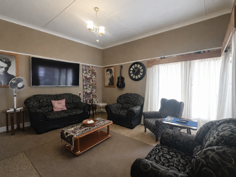 Charming Country Home on a Spacious Erf – Trompsburg - Photo 3