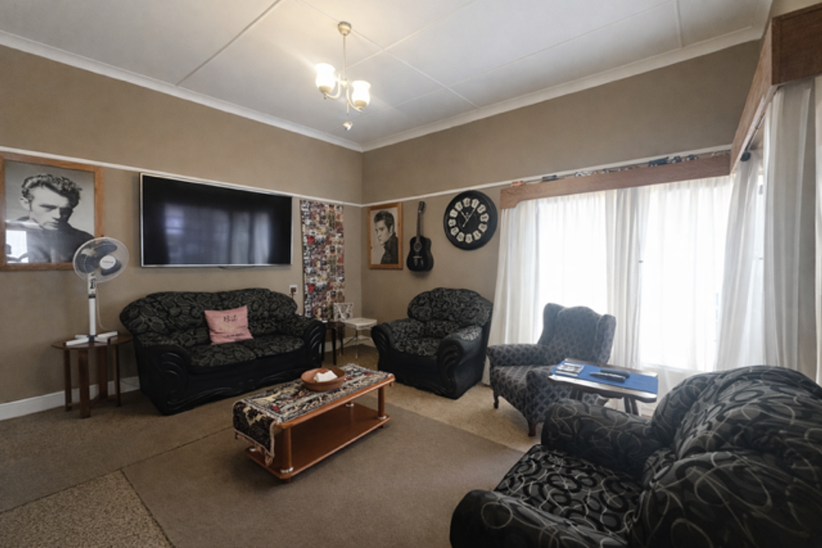 Charming Country Home on a Spacious Erf – Trompsburg - Photo 3