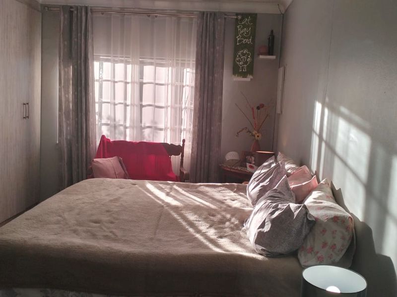 3 Bedroom House for Sale in Bayswater - Photo 3