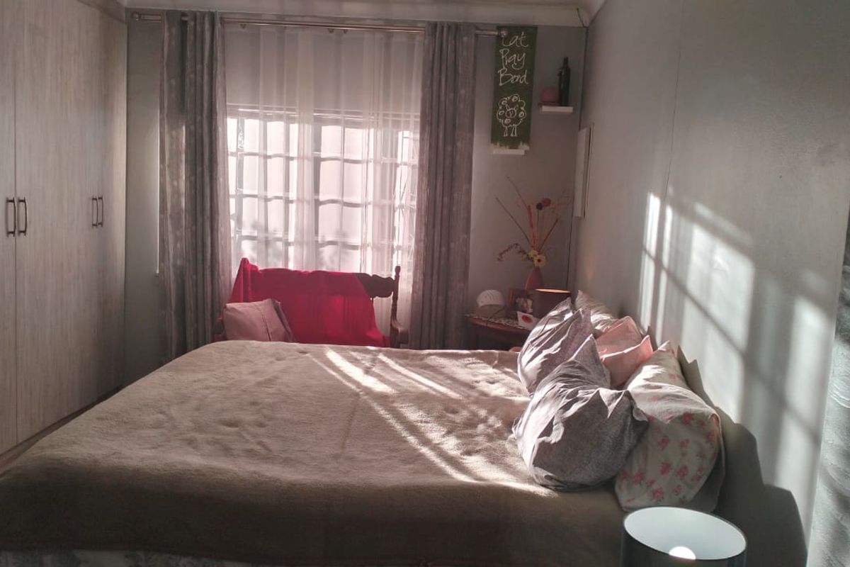 3 Bedroom House for Sale in Bayswater - Photo 3
