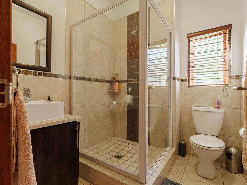 Two bedroom corner, ground-floor unit with large garden - Security complex - Photo 6