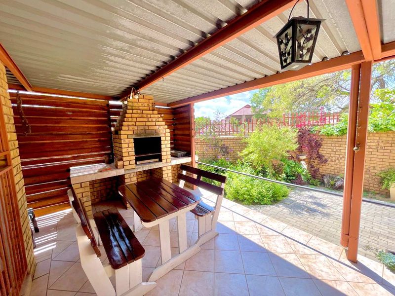 ***3 Bedroom Townhouse in a popular Complex with a Pool walking distance from The Grove Shopping Centre*** - Photo 3