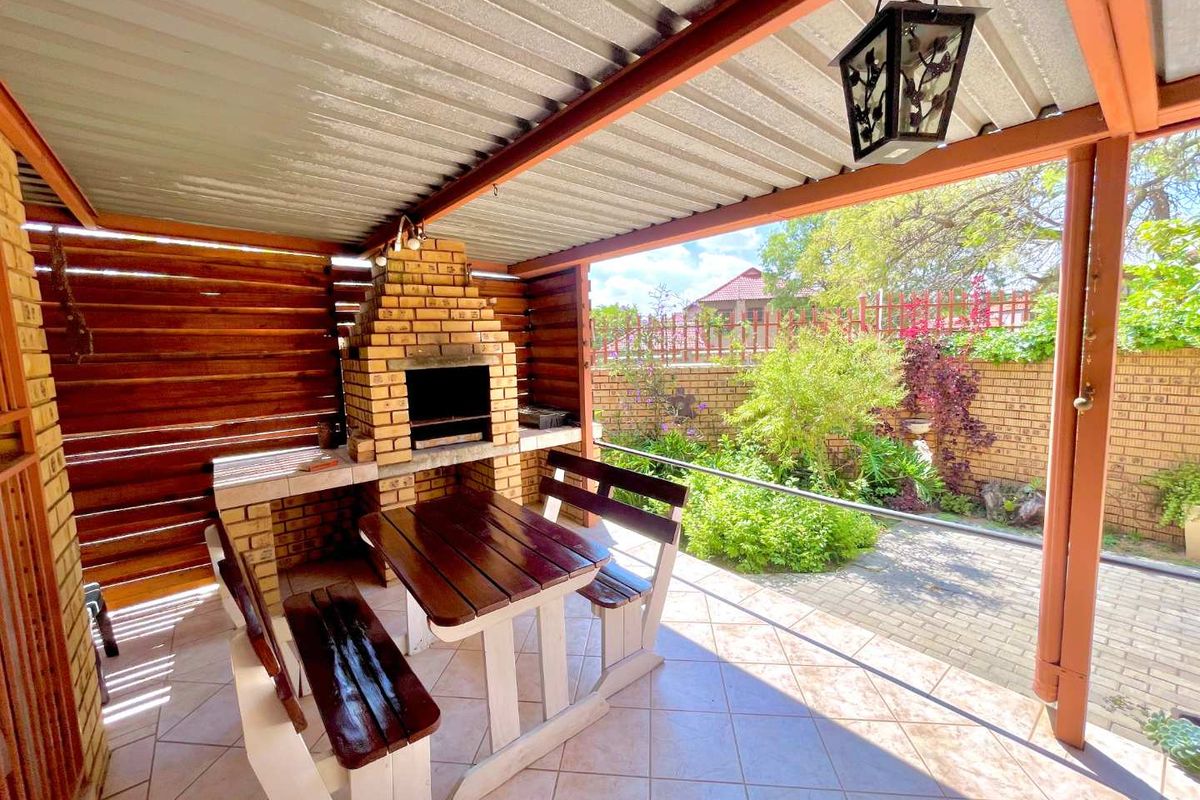 ***3 Bedroom Townhouse in a popular Complex with a Pool walking distance from The Grove Shopping Centre*** - Photo 3