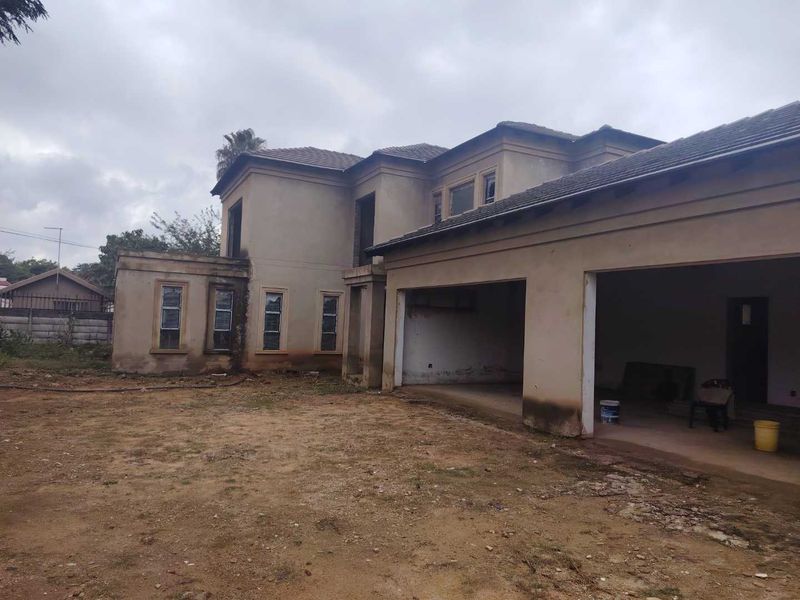 Unpolished Diamond in Lakefield Benoni -6 Bedroom Mansion -Investors and Renovators Dream - Photo 1