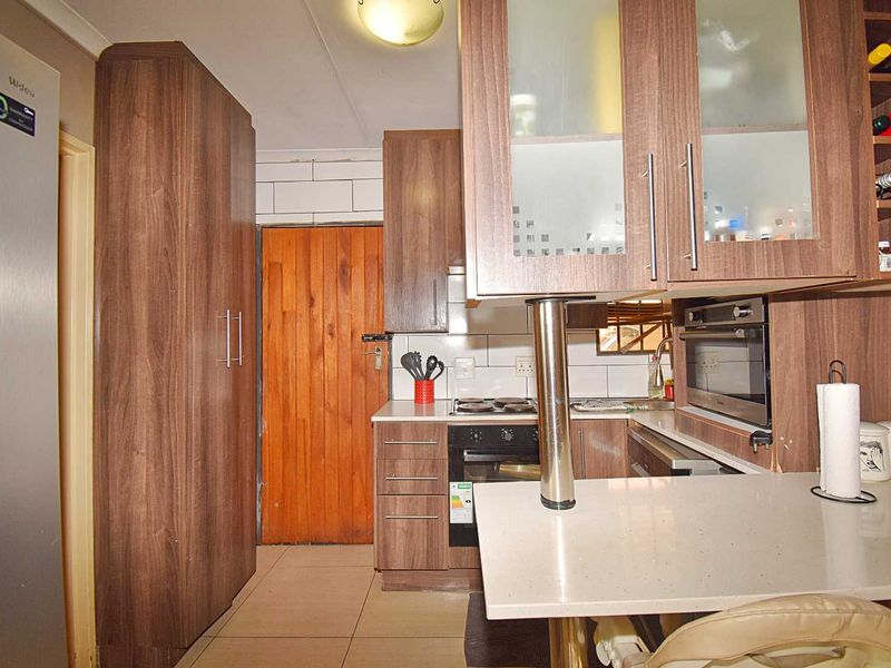 3 Bedroom, 2 Bathroom Home - Photo 5