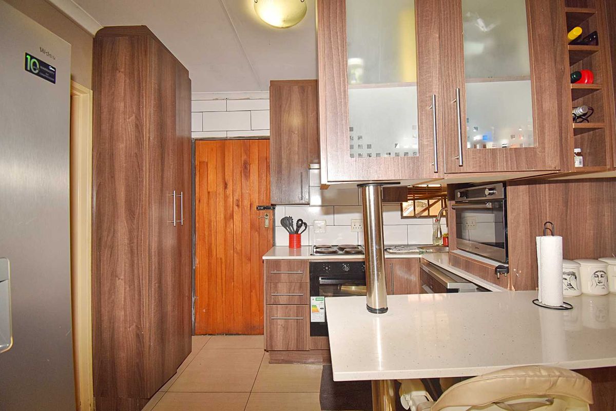 3 Bedroom, 2 Bathroom Home - Photo 5