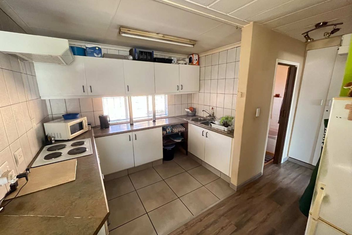 CHARMING THREE-BEDROOM TOWNHOUSE - Photo 3