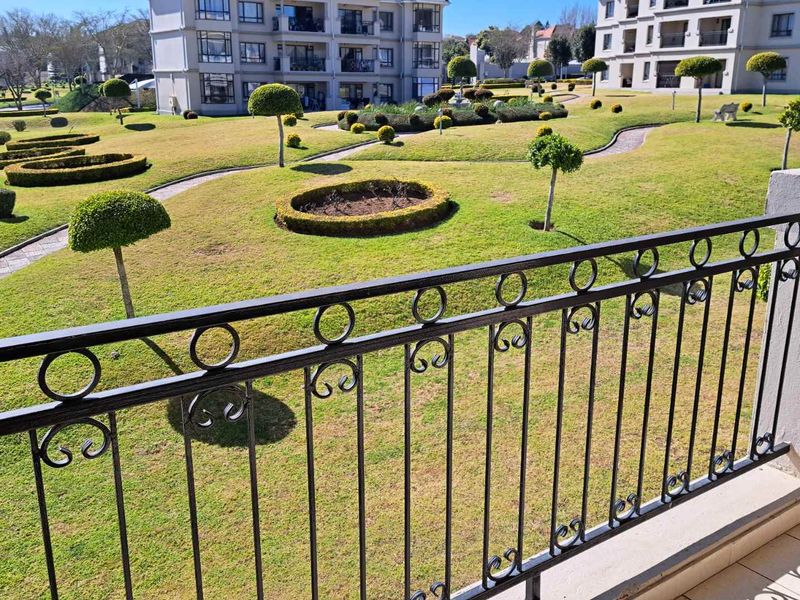 Executive 2-Bedroom Apartment with North-Facing Views in Lake Xanadu, Midrand - Photo 2