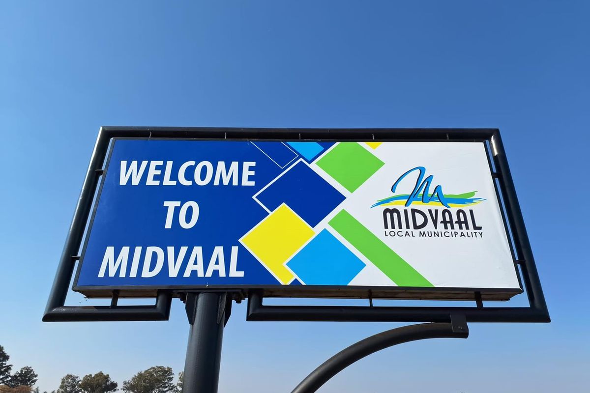 A welcome sign for the Midvaal Local Municipality located near the residential land area.