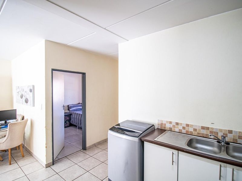 Charming 2-Bedroom with Easy Access to Shops & Transit - Photo 7