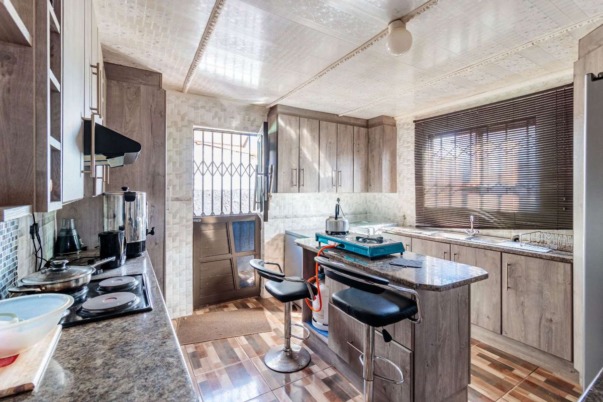 3 Bedroom Modern family home in Kwanobuhle, Uitenhage - Photo 3