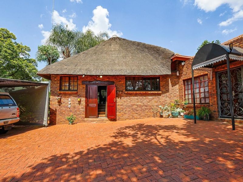 Spacious Family Home with Flatlet - Photo 2