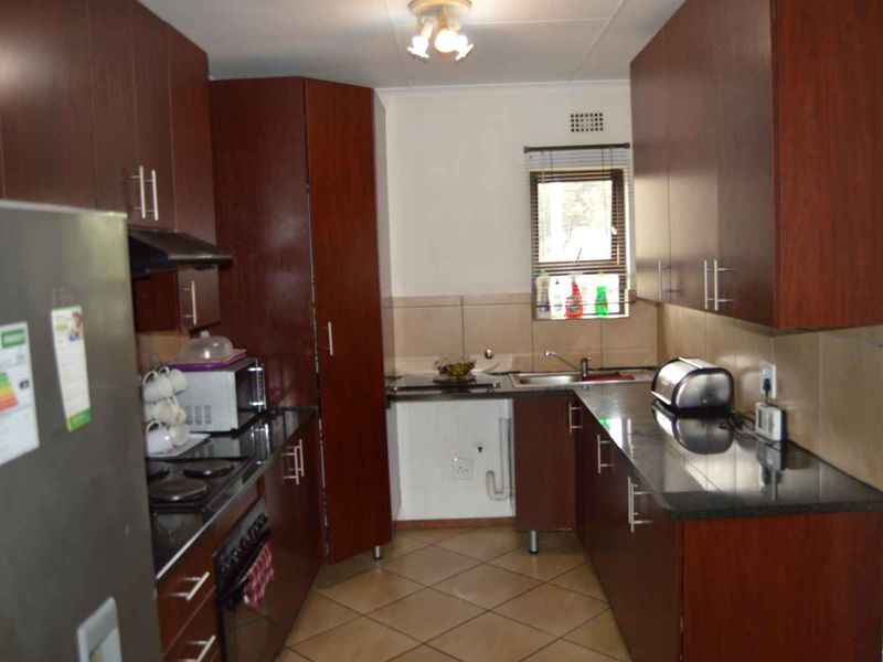 Three Bedroom Apartment/Flat for Sale in Albertsdal - Photo 4