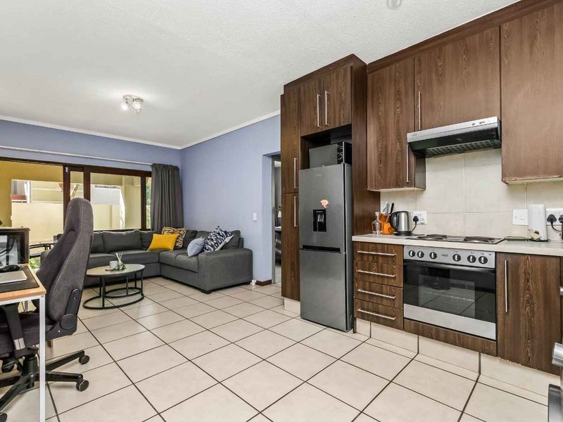 Lovely 1 Bedroom, 1 Bathroom Garden Apartment For Sale in Broadacres - Photo 3