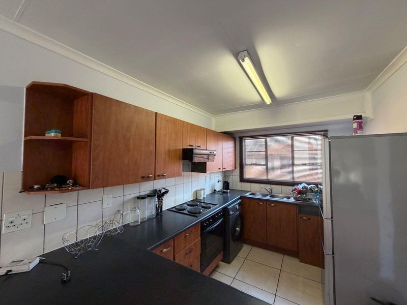 Modern 2-Bedroom First-Floor Apartment To Let in Malachite Mews - Photo 5