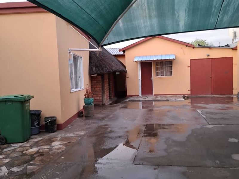 🏡 FOR SALE | Pioneerspark  4-Bedroom House with Bachelor Flat – N$ 4,100,000 - Photo 7