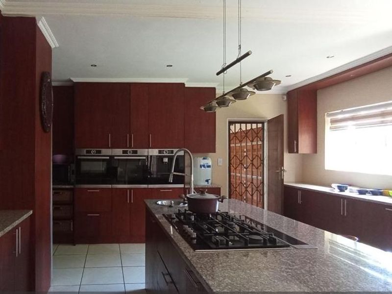 Stunning House In Rooihuiskraal - Photo 4