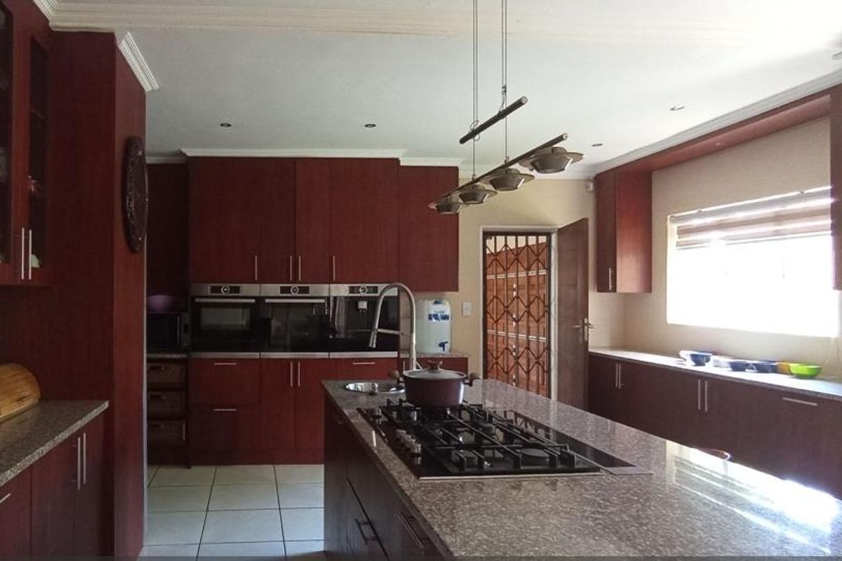 Stunning House In Rooihuiskraal - Photo 4