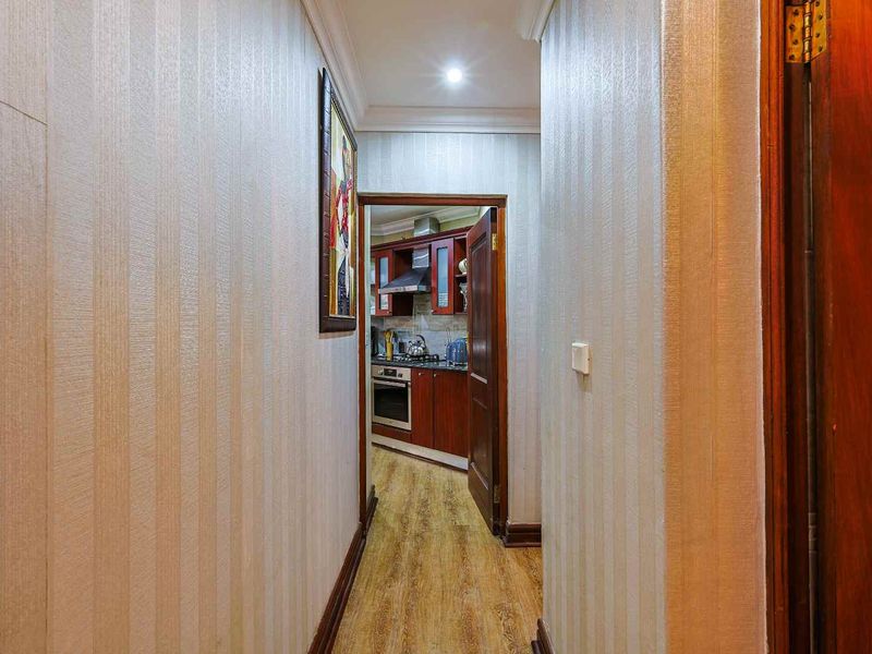 Elegant Family Living in Prestigious Thornwoods Estate, Faerie Glen - Photo 10