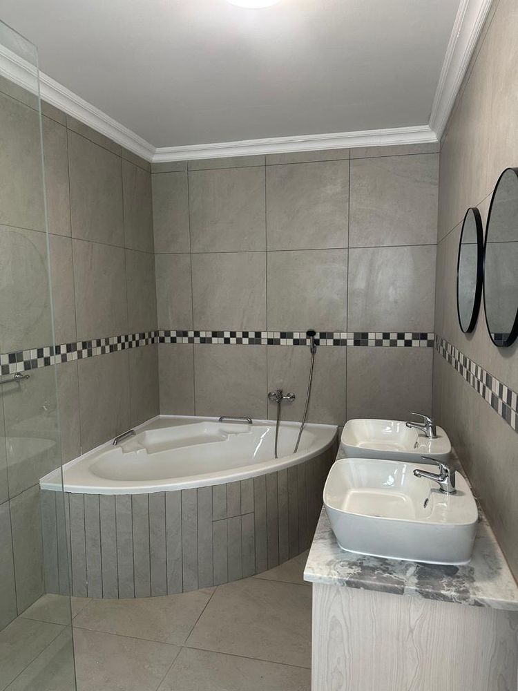 Onsuite bathroom to main bedroom