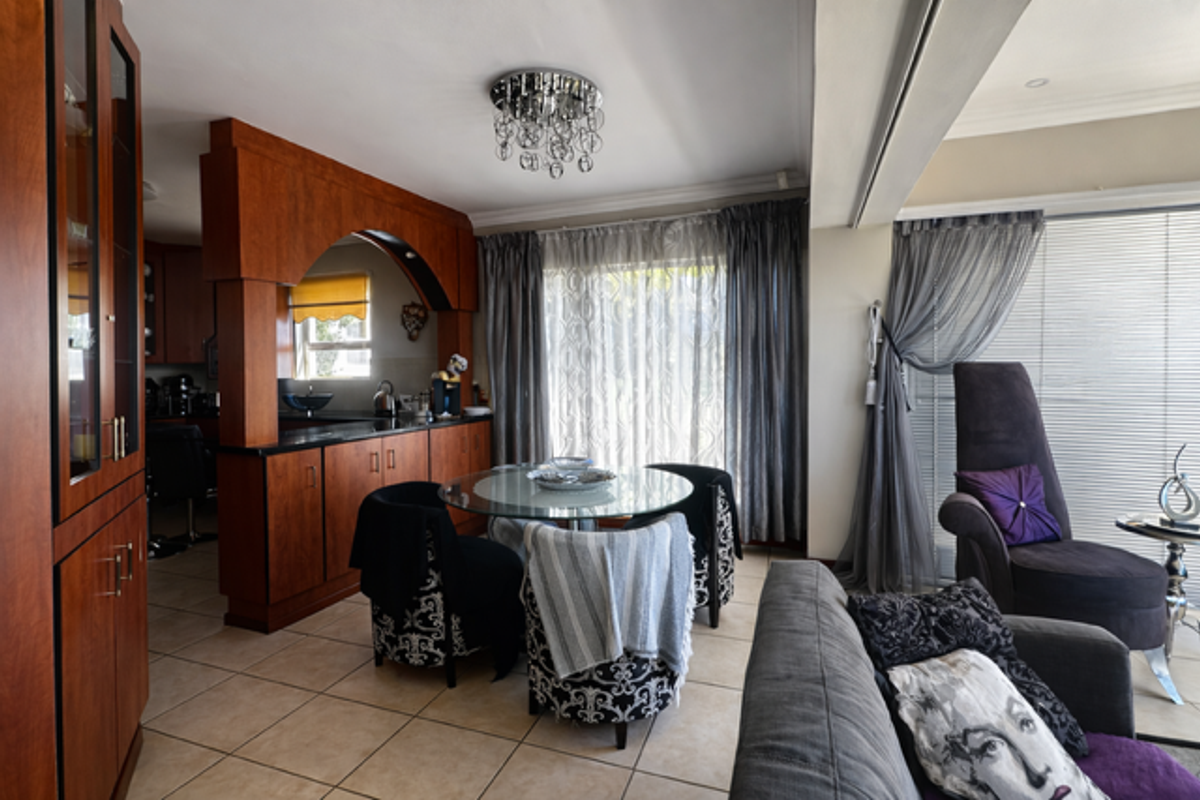 Panoramic Views in Prestigious Hillsboro - Photo 4