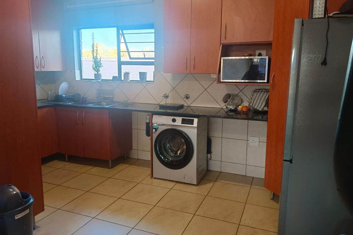 Three bedroom upstairs unit - Photo 5