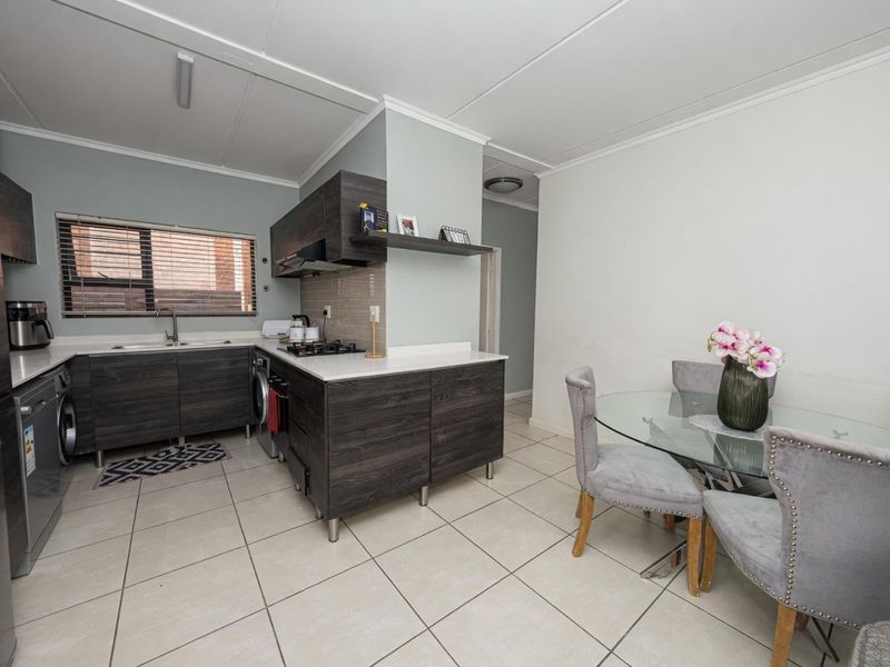 Spacious 3-Bedroom Garden Apartment in Greenstone Crest - Photo 3