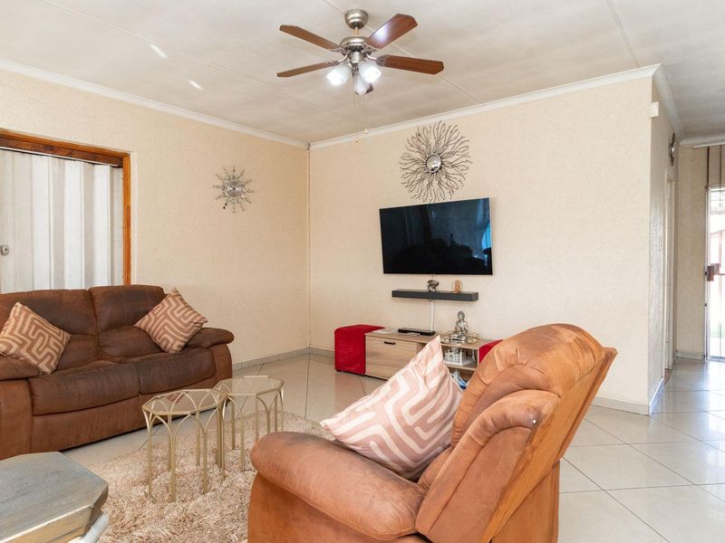 3 Bedroom Family home for sale in Mackenzie Park - Photo 3