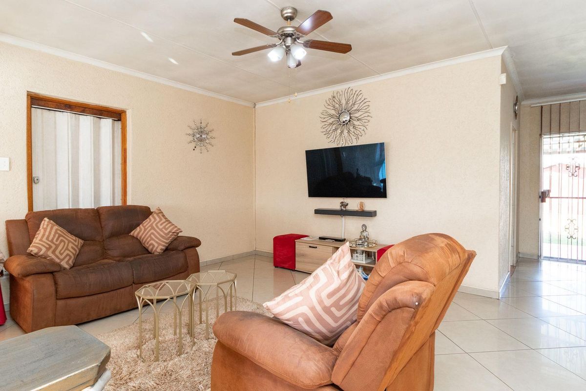 3 Bedroom Family home for sale in Mackenzie Park - Photo 3