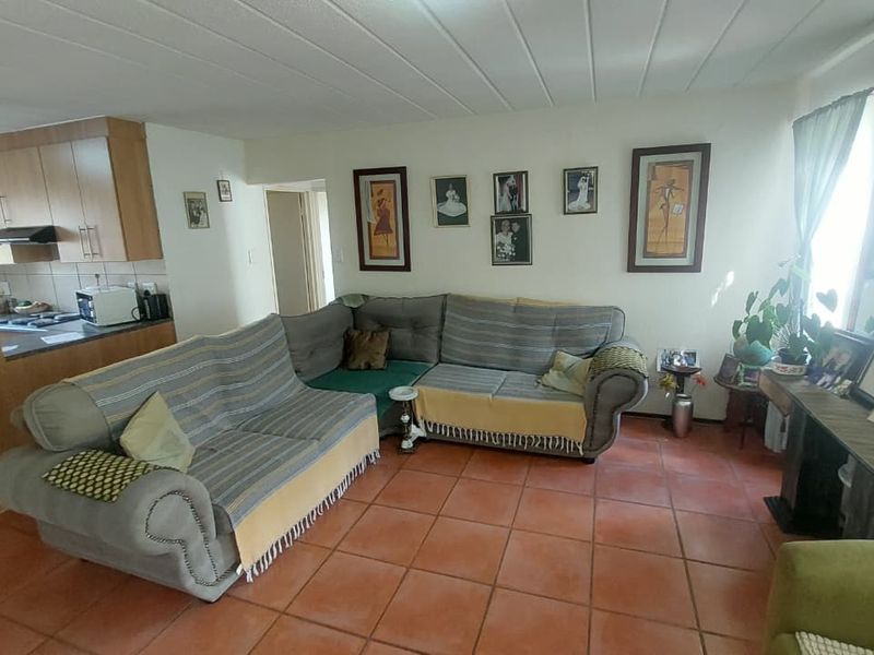 Charming Ground Floor Unit with Pool Access in Secure Estate ! - Photo 6