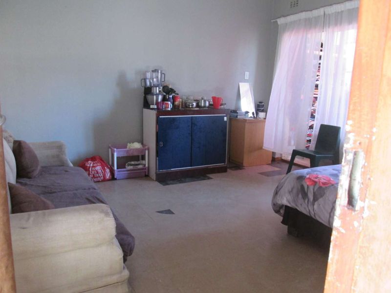 BEAUTIFUL ONE AND HALF [1.5 ] BEDROOM APARTMENT FOR SALE IN PRETORIA WEST BARGAIN - Photo 6