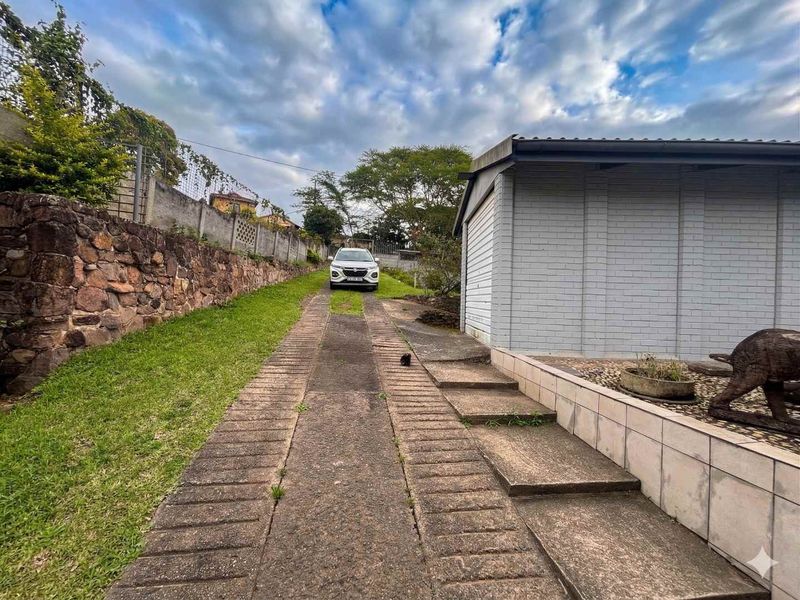 Your Dream Home Awaits! 3-Bedroom Property with Huge Yard in Pinelands up for Rent - Photo 2