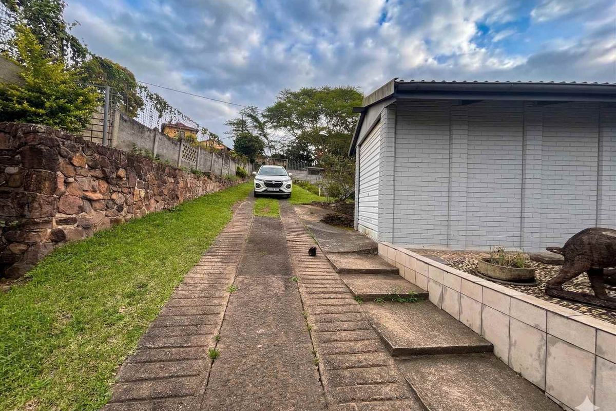 Your Dream Home Awaits! 3-Bedroom Property with Huge Yard in Pinelands up for Rent - Photo 2